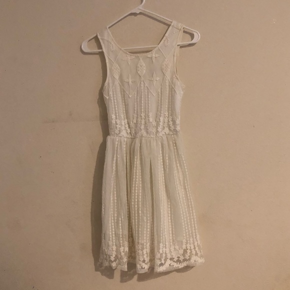 White summer dresss - Picture 2 of 4